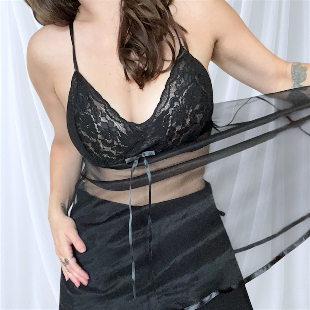 Elegant Black Lace Négligée